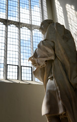Fototapeta na wymiar Statue of Isaac Newton In Trinity College Chapel