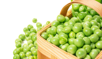 Grüne Erbsen im Körbchen