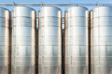Stainless steel tanks for wine
