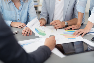 geschäftsleute besprechen die unterlagen