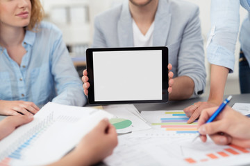geschäftsleute in einer besprechung mit tablet-pc