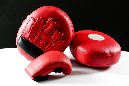 Pratzen und Handschuhe im Kampfsport