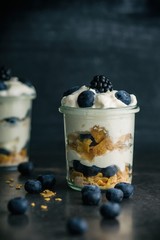 Sahnedessert mit Heidelbeeren und Brommbeeren