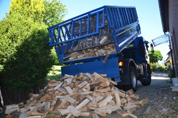Brennholztransport / Brennholzanlieferung