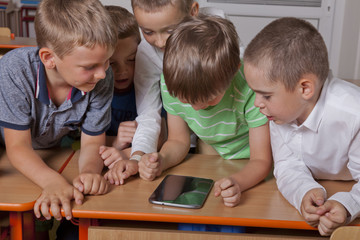 Schüler mit Smartphone in der Grundschule