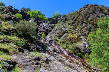 Cascada de agua en un río de la sierra de Madrid