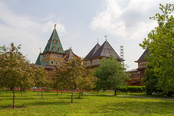 Fototapeta na wymiar Парк Коломенское. Сад расположенный перед деревянным дворцом русских царей.