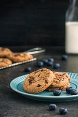 Schokoladenkekse mit Blaubeeren