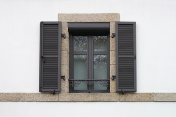 Nobles Aluminiumfenster mit Vorbaurollladen und Aluminiumklappladen