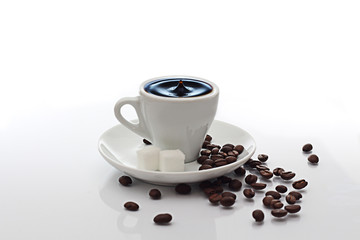 Espresso mit Bohnen und Splash