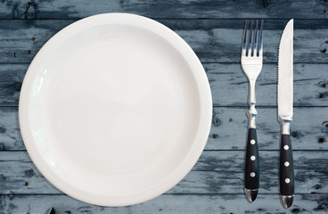 plato cuchillo tenedor madera azul