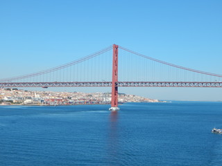 Die Brücke des 25. April über den Tejo in Lissabon