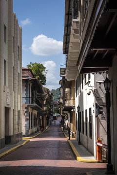 Straße in Panama´s Altstadt mit Blickrichtung auf den Ancon Hill