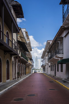 Blick durch eine Altstadtgasse auf die Neustadt in Panama Stadt