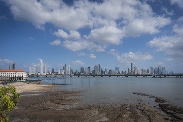 Ausblick auf Panama Stadt mit der neuen Ortsumgehung