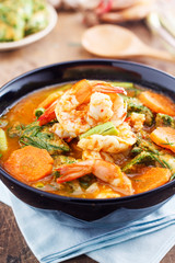 Spicy and Soup Curry with Shrimp and Vegetable Omelet