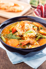 Spicy and Soup Curry with Shrimp and Vegetable Omelet