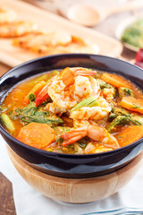 Spicy and Soup Curry with Shrimp and Vegetable Omelet