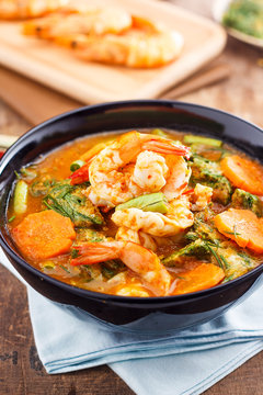 Spicy and Soup Curry with Shrimp and Vegetable Omelet