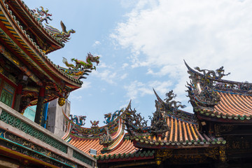 Obraz premium Dragon from the roof of Longshan Temple in Taipei, Taiwan