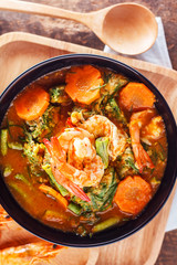 Spicy and Soup Curry with Shrimp and Vegetable Omelet