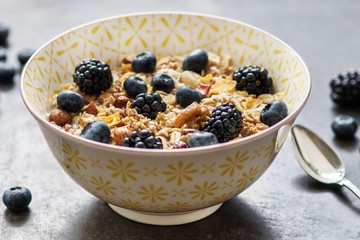 Müsli mit Beeren und Nüssen