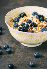 Müsli mit Beeren und Nüssen