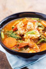 Spicy and Soup Curry with Shrimp and Vegetable Omelet