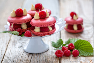 Cake with white chocolate and raspberries.