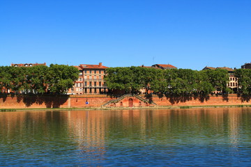Maisons au bord de la Garonne &agrave; Toulouse, France