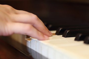 Obraz na płótnie Canvas hands playing the classic wood piano