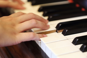 Obraz premium hands playing the classic wood piano