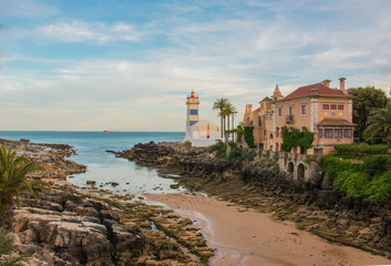 Fototapeta na wymiar Strandbucht mit Leuchtturm - Lissabon