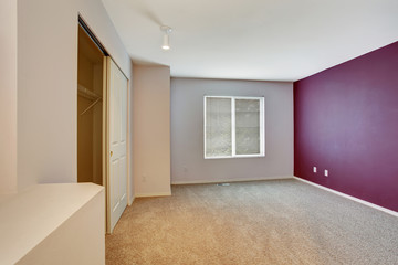 Fototapeta premium nice unfurnished bedroom with a purple wall.