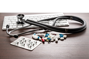  Tabletten, Stethoskop und Computer Tastatur