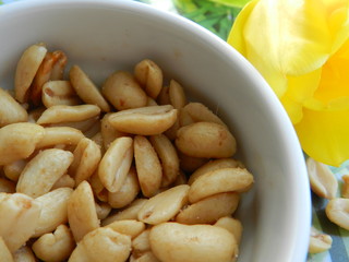 Орехи жареный арахис на белой тарелке
