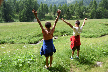 bambini nella natura felici gita escursione giocare montagna