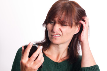 Smartphone  grübelnd anschauen und am Kopf kratzen
