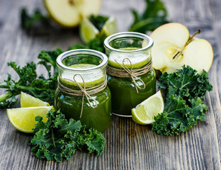 Fresh kale juice with apples and limes - obrazy, fototapety, plakaty