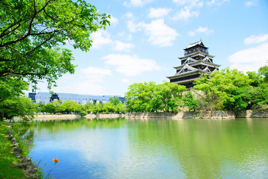 青空と広島城