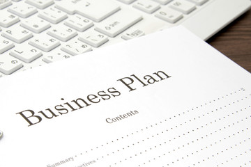 パソコンに置かれたビジネスプラン