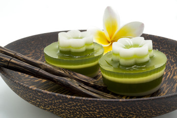 Fototapeta na wymiar Thai dessert, pandan Jelly serve on palm wood dish