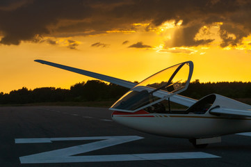 Segelflugzeug auf Landebahn