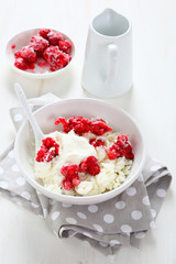 Cottage cheese with sour cream and berries