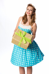 Pinup Girl freut sich über Geschenk