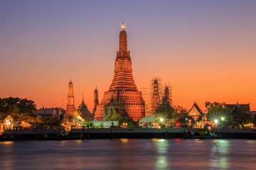 Fototapeta premium Wat Arun Buddhist religious places in twilight time, Bangkok, Thailand
