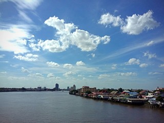 Naklejka premium Chao Phraya River with Beautiful Sky