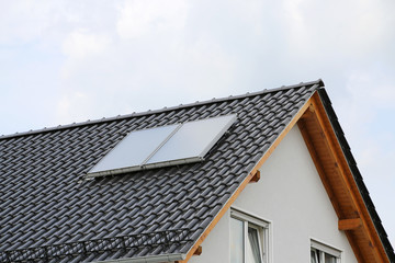 Solarthermie auf schwarzem Giebeldach