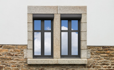 Zwei dunkle moderne Alufenster mit Spiegelglas und Vorbaurollläden
