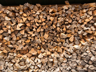 積み上げられた薪